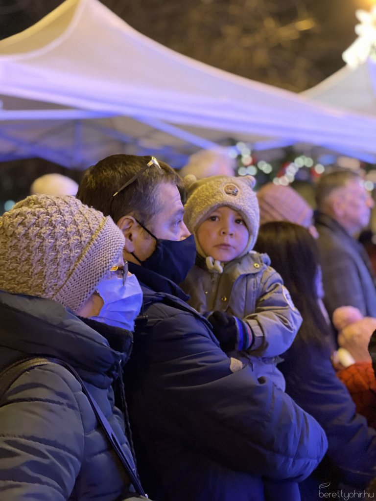 Fellobbant a szeretet lángja 40
